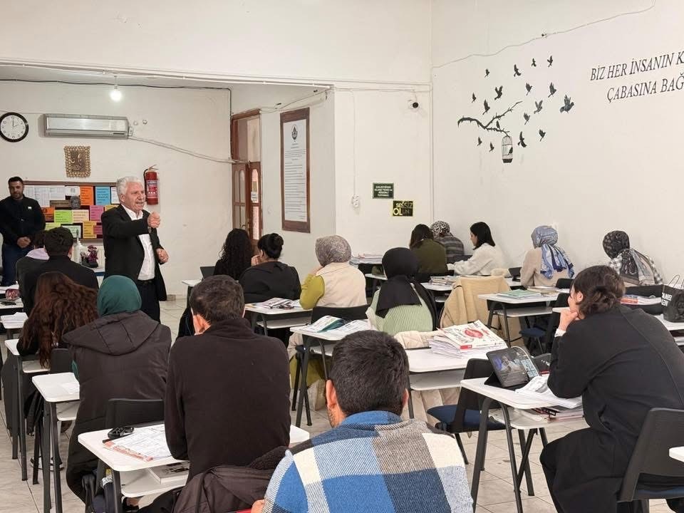 Başkan Karamehmetoğlu, belediye Et&uuml;t Merkezinde &ouml;ğrencilerle bir araya geldi
