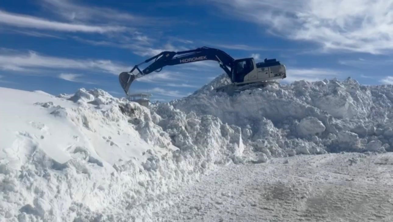 Şırnak’ta ekiplerin kar mesaisi sürüyor