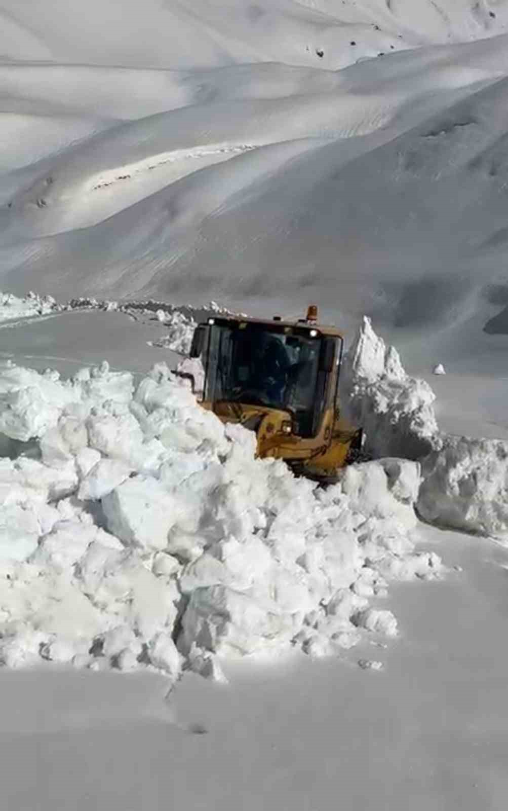 Şemdinli&rsquo;de iş makinesinin boyunu bulan kar t&uuml;nellerinde &ccedil;alışma

