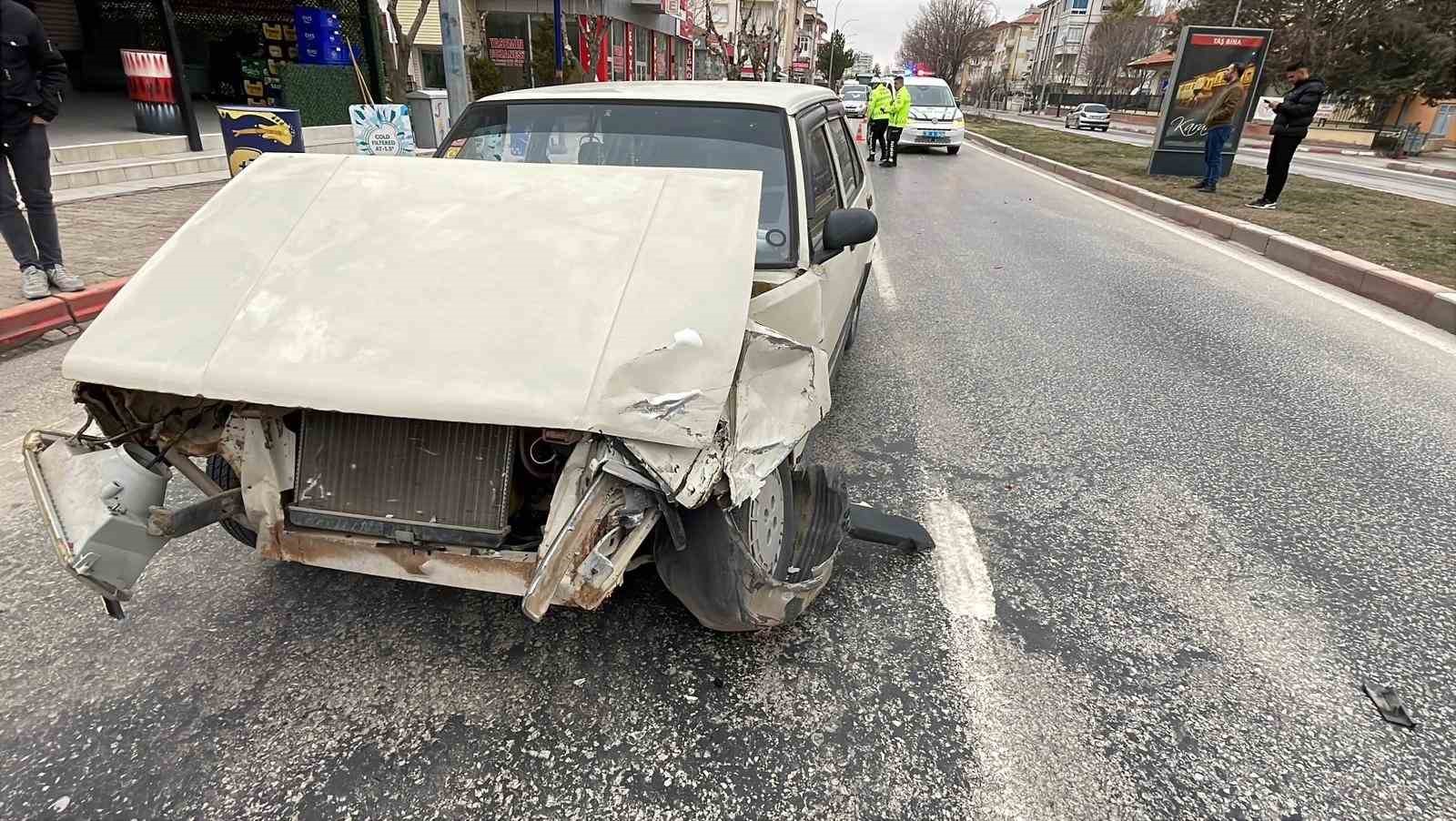 Karaman&rsquo;da g&uuml;venlik kamerasına yansıyan kazada 1 kişi yaralandı
