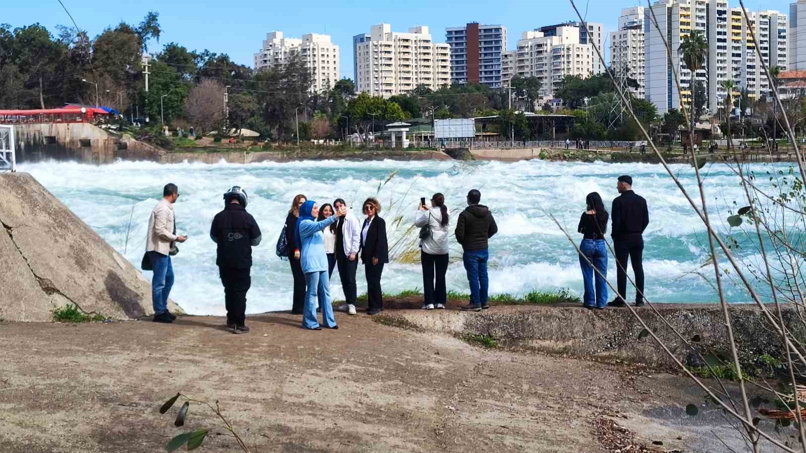 İki ayda gelen yağış barajı doldurdu: Seyhan Nehri coştu
