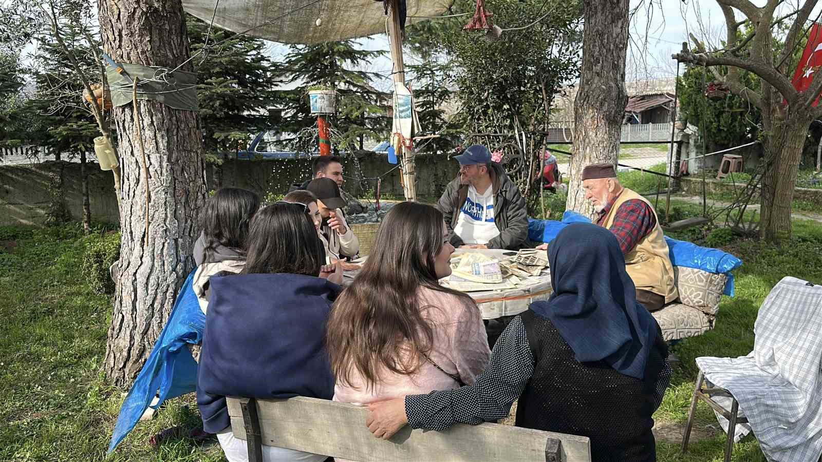 &Uuml;niversite &ouml;ğrencilerinden yaşlı &ccedil;ifte s&uuml;rpriz
