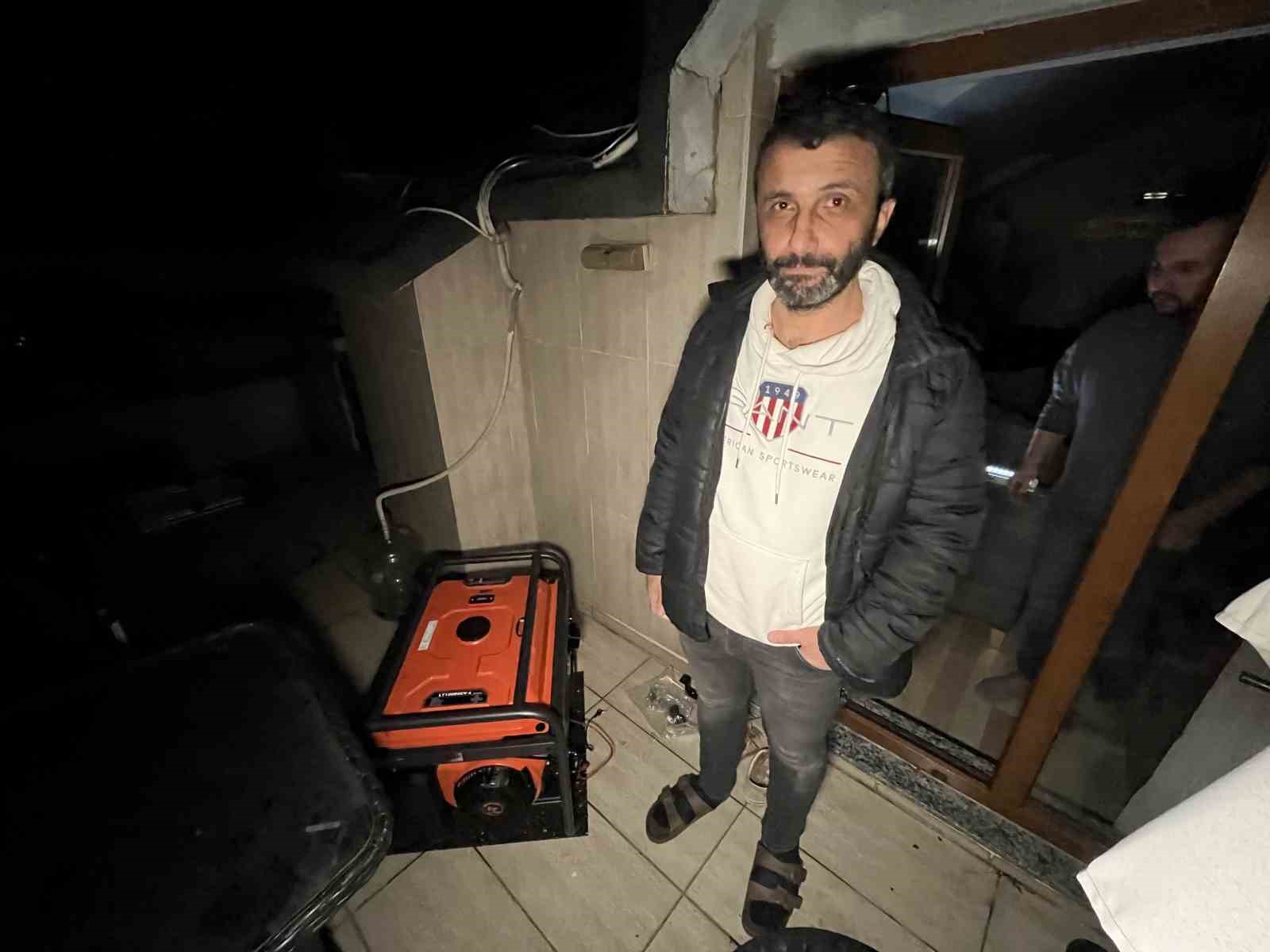 Bah&ccedil;elievler&rsquo;de iftar vakti yaşanan elektrik kesintisine vatandaşlar tepki g&ouml;sterdi
