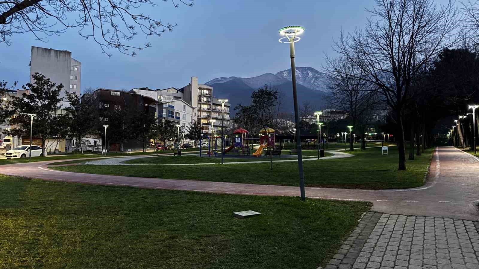 Bursa&rsquo;da parkta &ccedil;ıkan tartışmada kan aktı, sırtından bı&ccedil;aklanarak yaralandı
