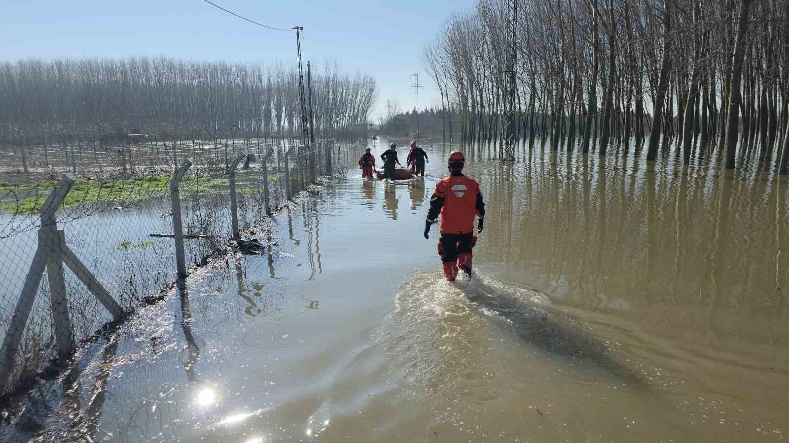 Edirne Yıldırım Mahallesi&rsquo;nde hayvan &ccedil;iftlikleri su altında
