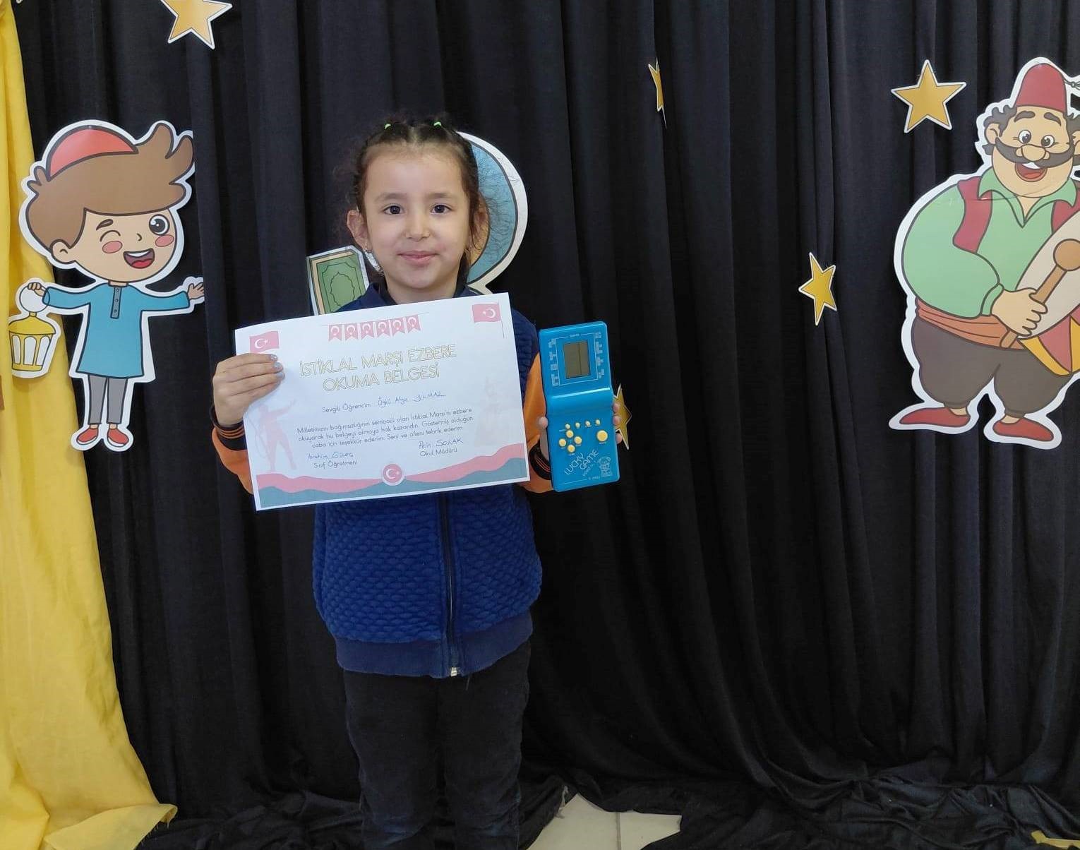 Hisarcık&rsquo;ta İstiklal Marşı&rsquo;nı hatasız ve ezbere okuyan &ouml;ğrenciler &ouml;d&uuml;llendirildi
