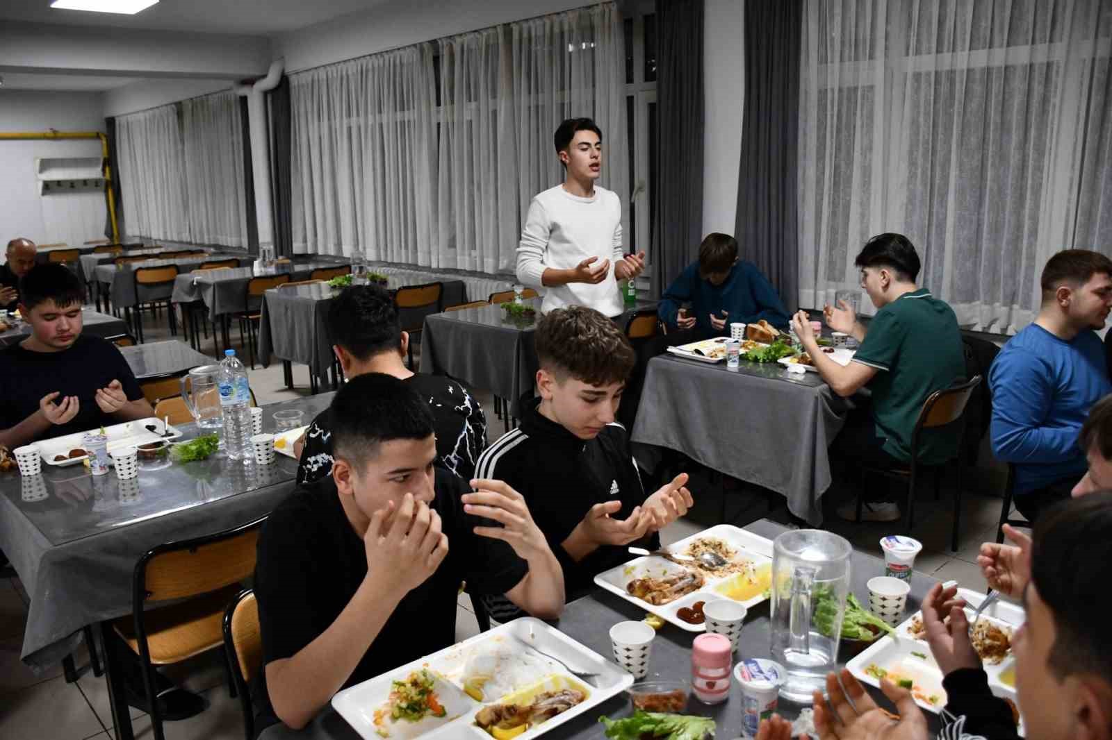 İl Milli Eğitim M&uuml;d&uuml;r&uuml; Aydın, &ouml;ğrencilerle iftar yaptı
