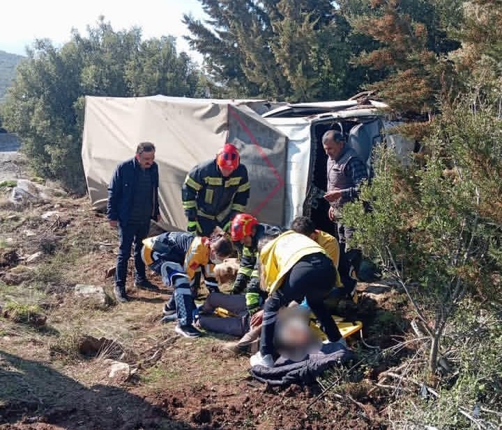 Tavas’ta devrilen kamyonet içerisinde mahsur kalan 2 kişi ve 10 küçükbaş sağ kurtuldu