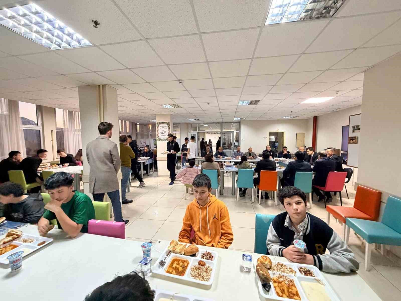 &Ccedil;ameli protokol&uuml; İmam Hatip Lisesinin iftarında &ouml;ğrencilerle buluştu
