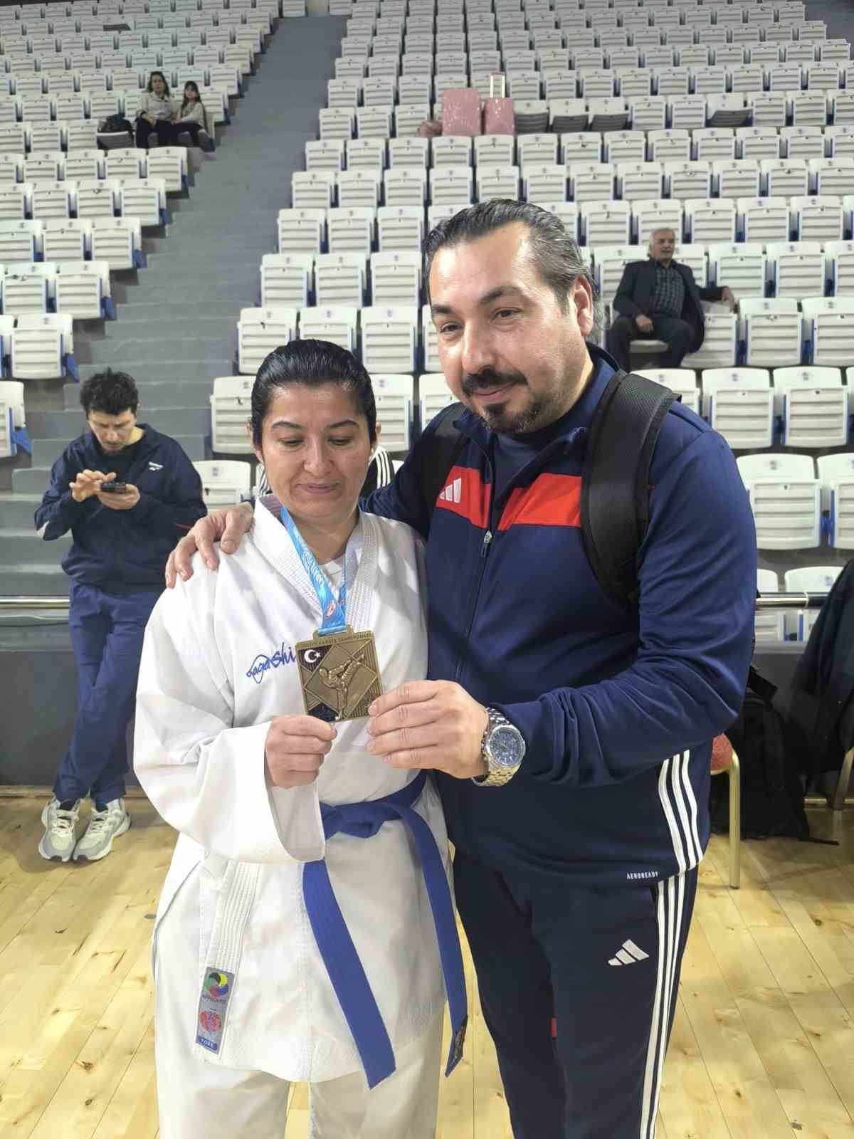 Alaşehirli karateci T&uuml;rkiye&rsquo;nin zirvesinde
