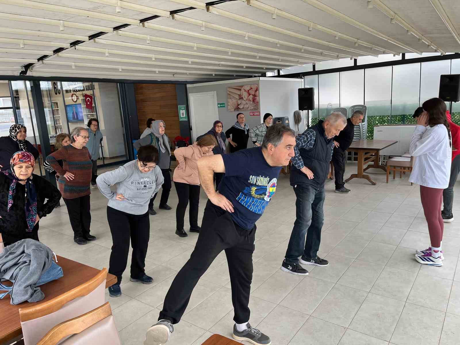 +60 Yaş Kul&uuml;b&uuml;&rsquo;nde spor ve zihinsel egzersiz bir arada
