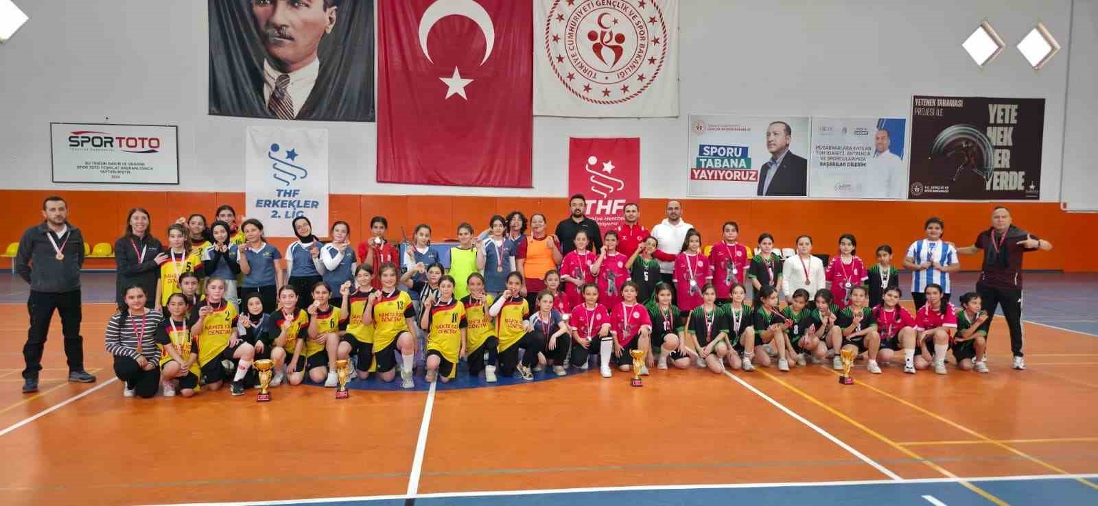 Okul Sporları K&uuml;&ccedil;&uuml;kler Hentbol M&uuml;sabakaları sona erdi
