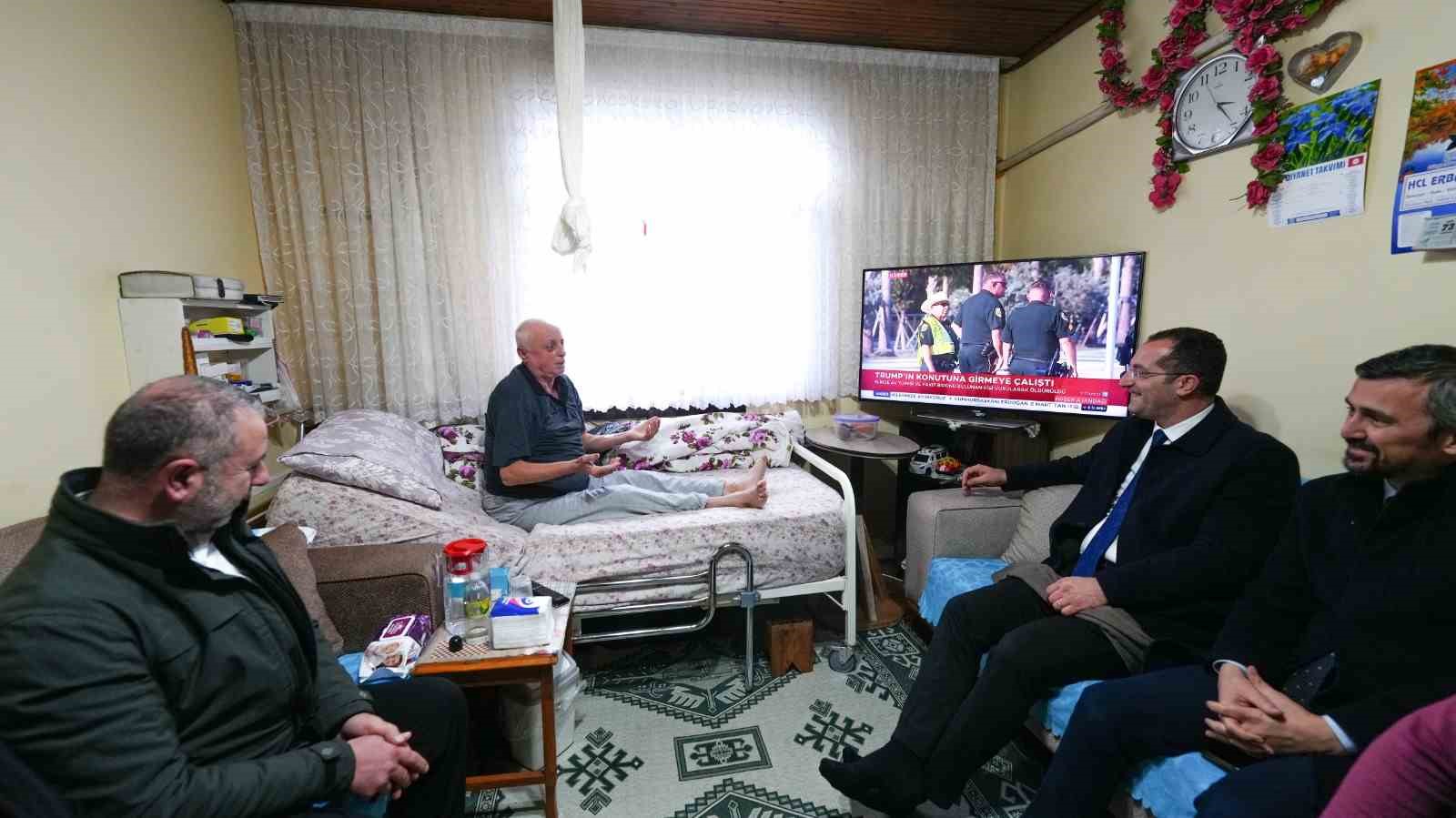 Ak&ccedil;aabat Belediye Başkanı Ekim hastaları evlerinde ziyaret etti
