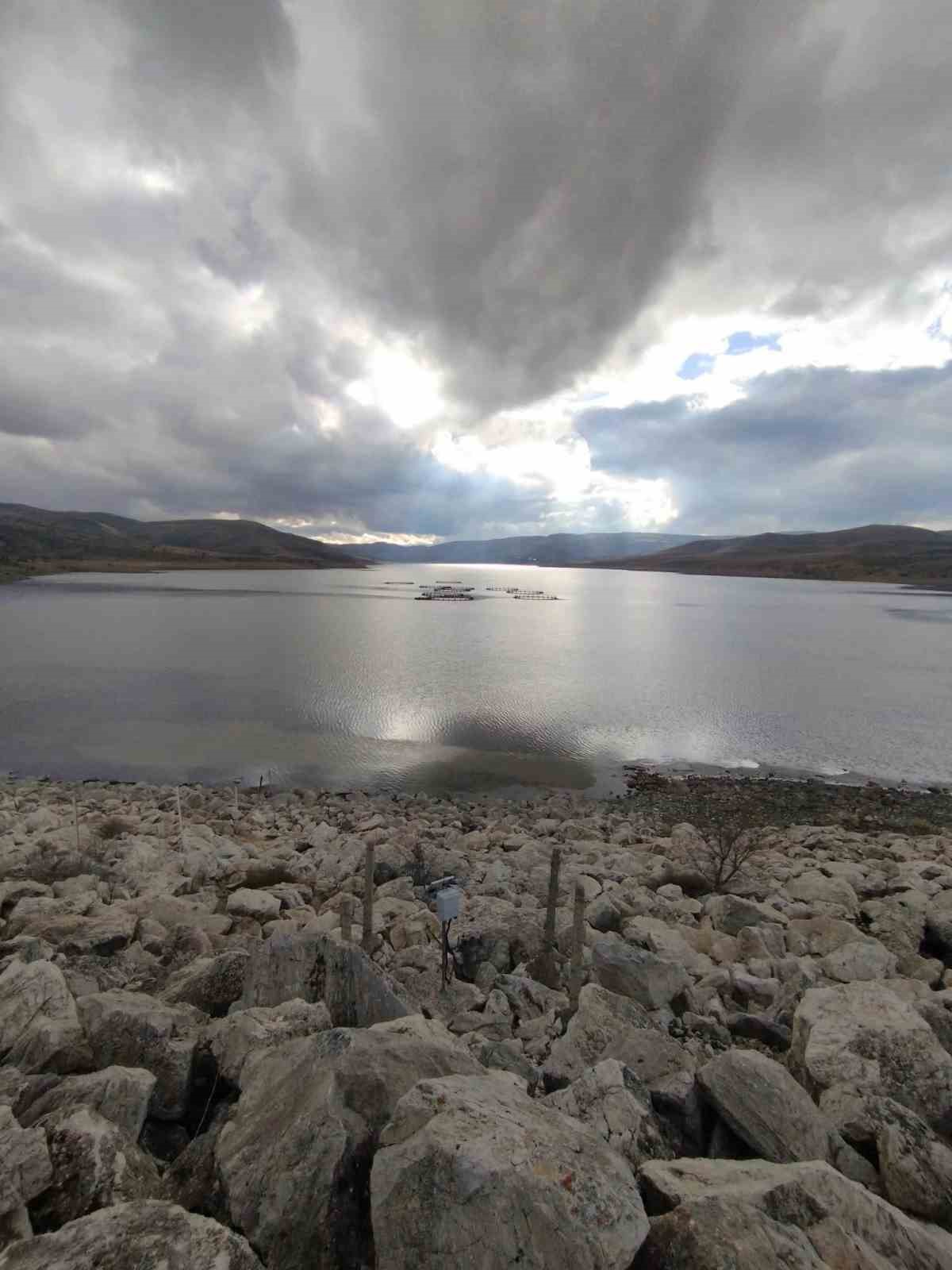 Kurumaya y&uuml;z tutan barajda doluluk oranı y&uuml;zde 50 seviyelerine yaklaştı
