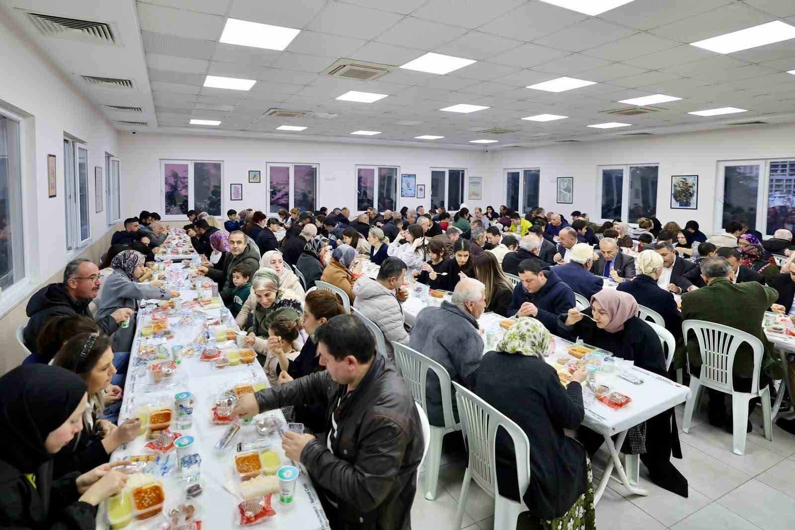 Küçükçekmeceliler, iftar sofralarında bereketi paylaşıyor