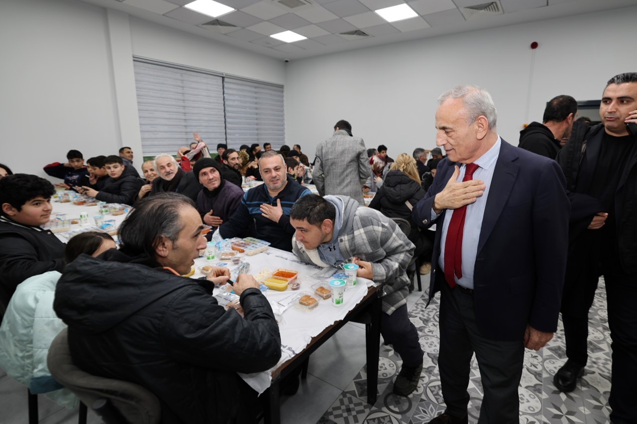 K&uuml;&ccedil;&uuml;k&ccedil;ekmeceliler, iftar sofralarında bereketi paylaşıyor
