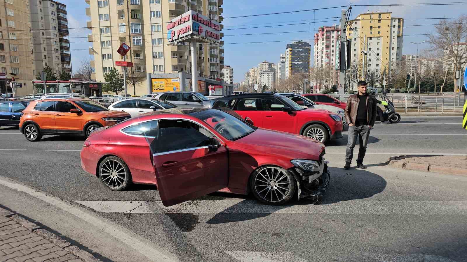 Otomobille &ccedil;arpışan kamyonet yan yattı, hayvan dışkıları yola savruldu
