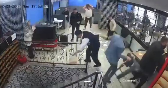 Kafede çıkan kavgada ortalık savaş alanına döndü: 100 bin liralık hasar

