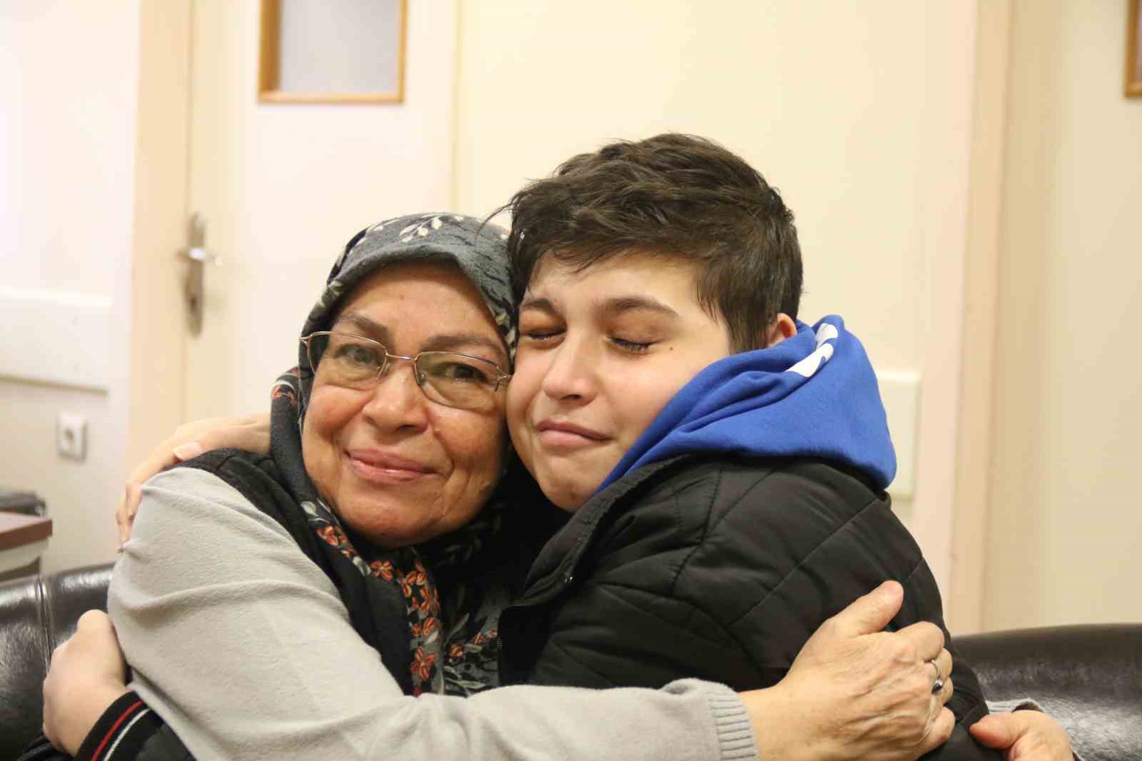 Evden uzak 2 yıllık lösemi tedavisinde torununun yanından ayrılmayan anneanne mutlu sona ulaştı