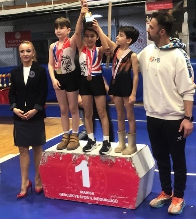 Minik cimnastik&ccedil;ilerden &Ouml;zay G&ouml;nl&uuml;m&rsquo;e vefa
