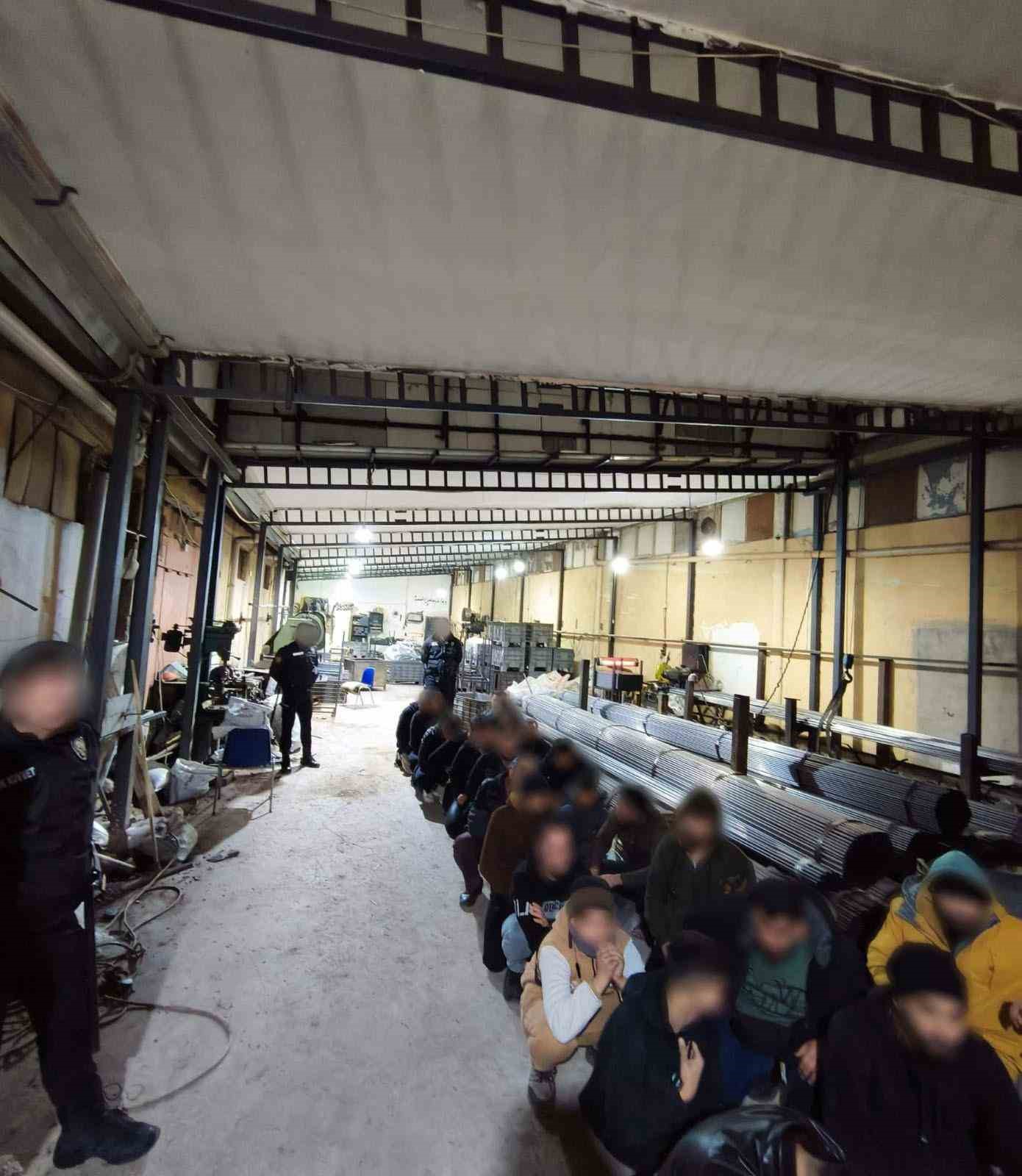 Bursa&rsquo;da g&ouml;&ccedil;men ka&ccedil;ak&ccedil;ılığına darbe: 29 yabancı uyruklu şahıs yakalandı
