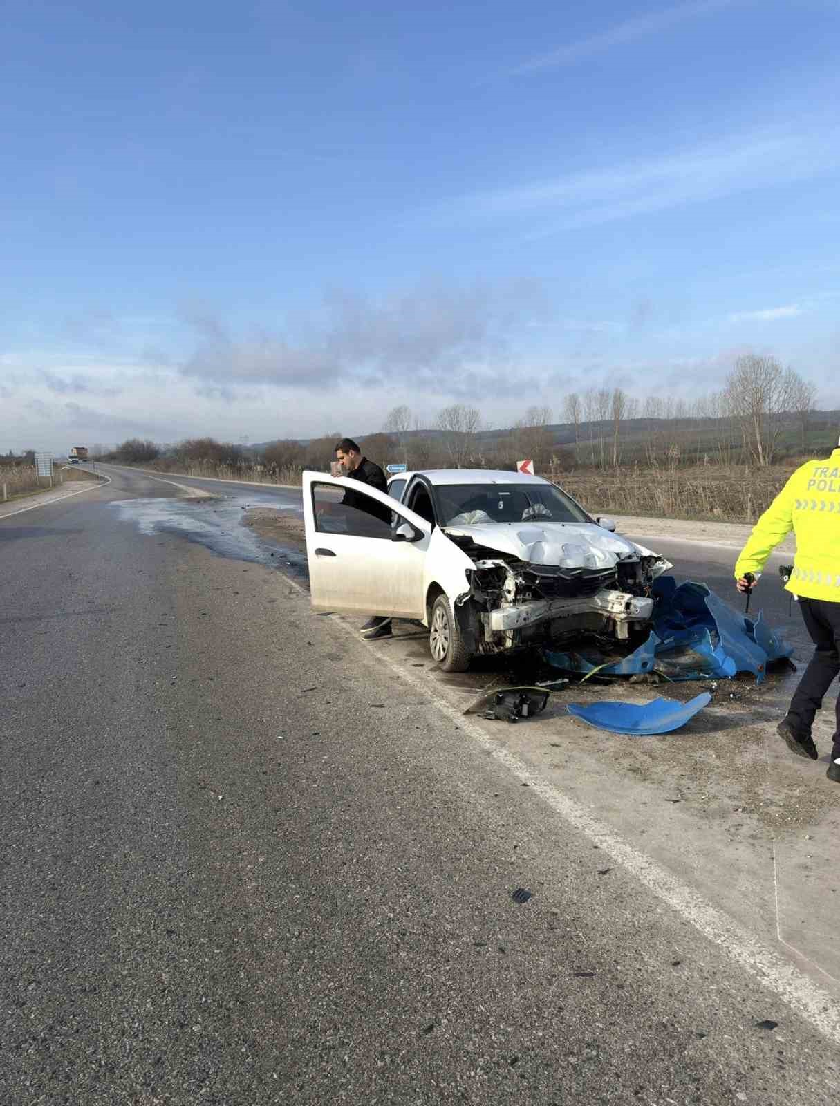 Otomobil refüj başı yön tabelasına çarptı