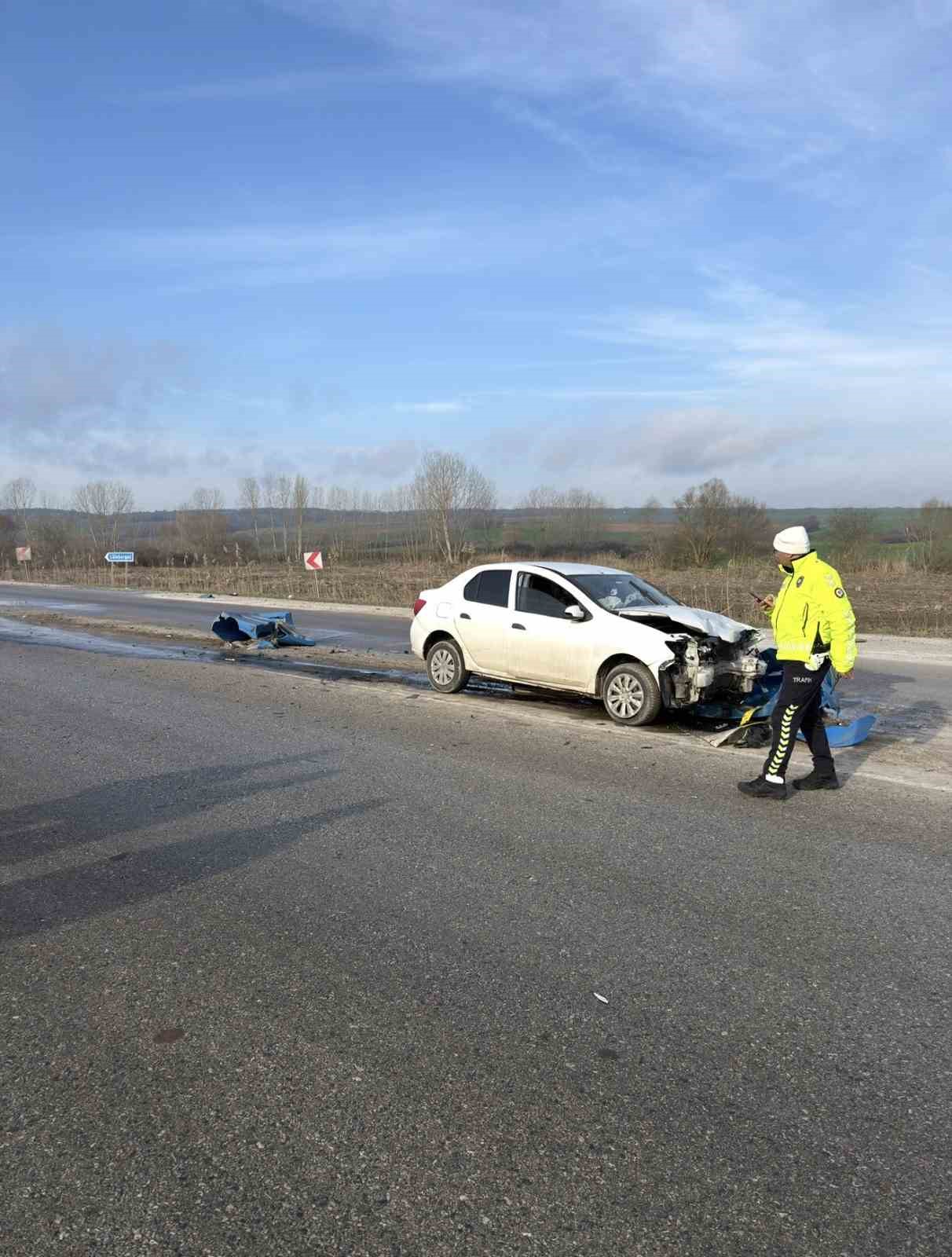 Otomobil ref&uuml;j başı y&ouml;n tabelasına &ccedil;arptı
