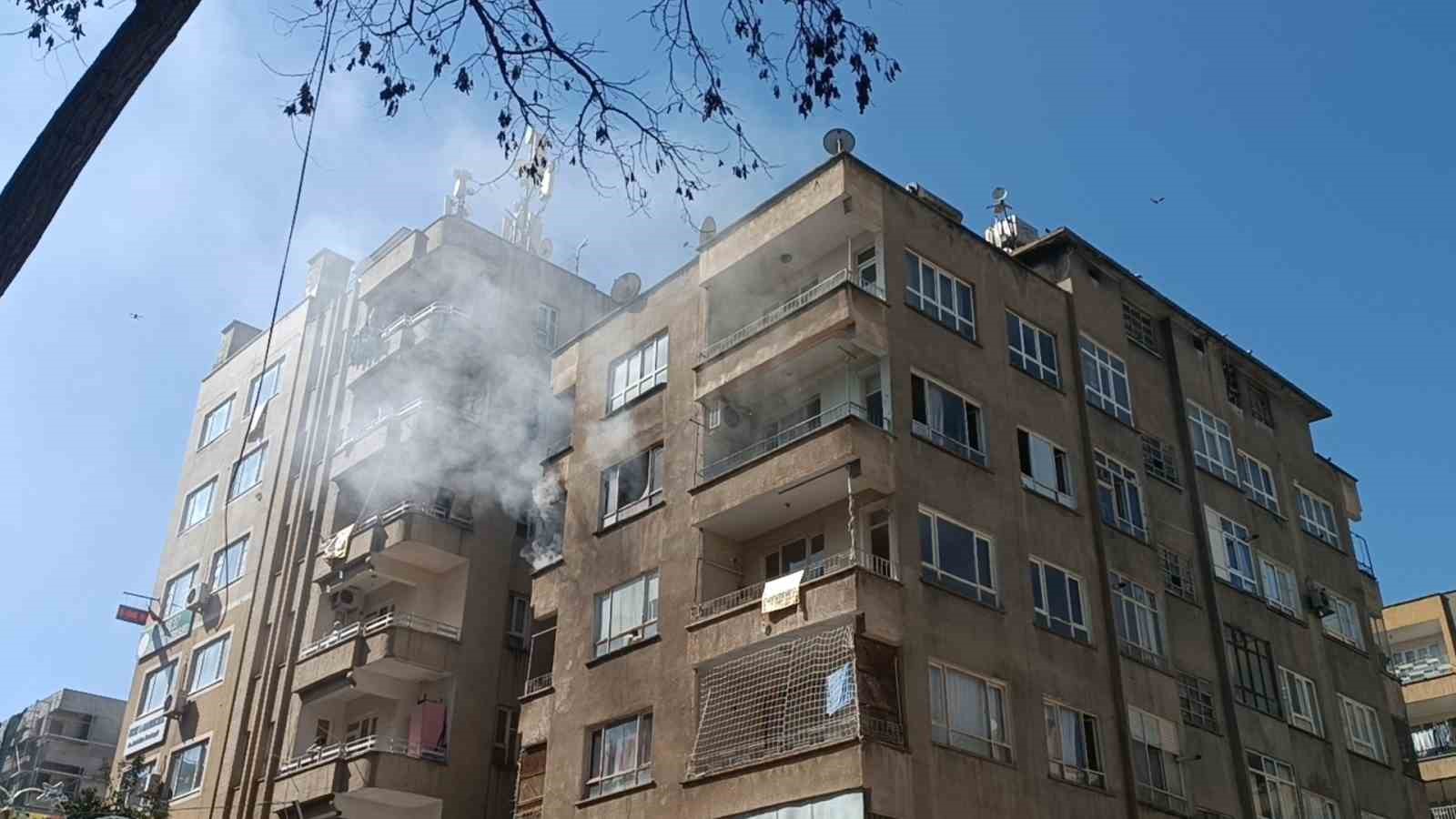 Apartman dairesinde çıkan yangın korkuttu