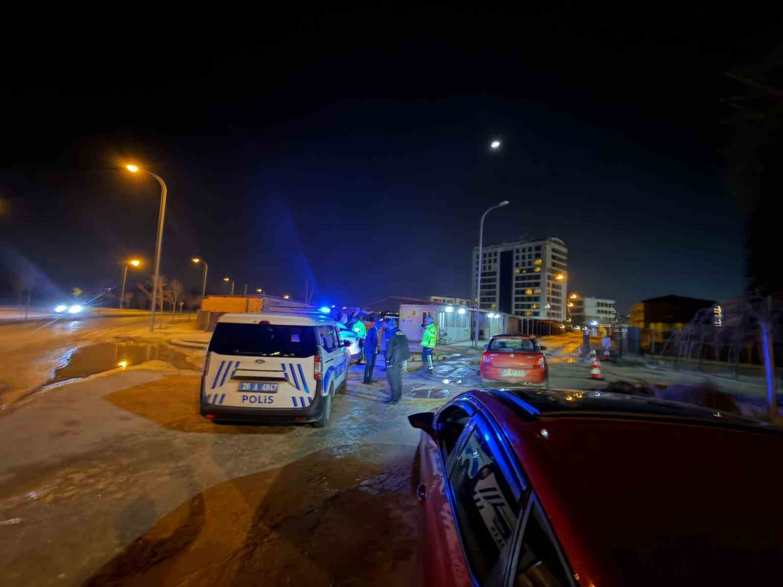 1.55 promil alkoll&uuml; yakalanan ve 14 bin TL ceza kesilen s&uuml;r&uuml;c&uuml;, karakola k&ouml;peğiyle gitti
