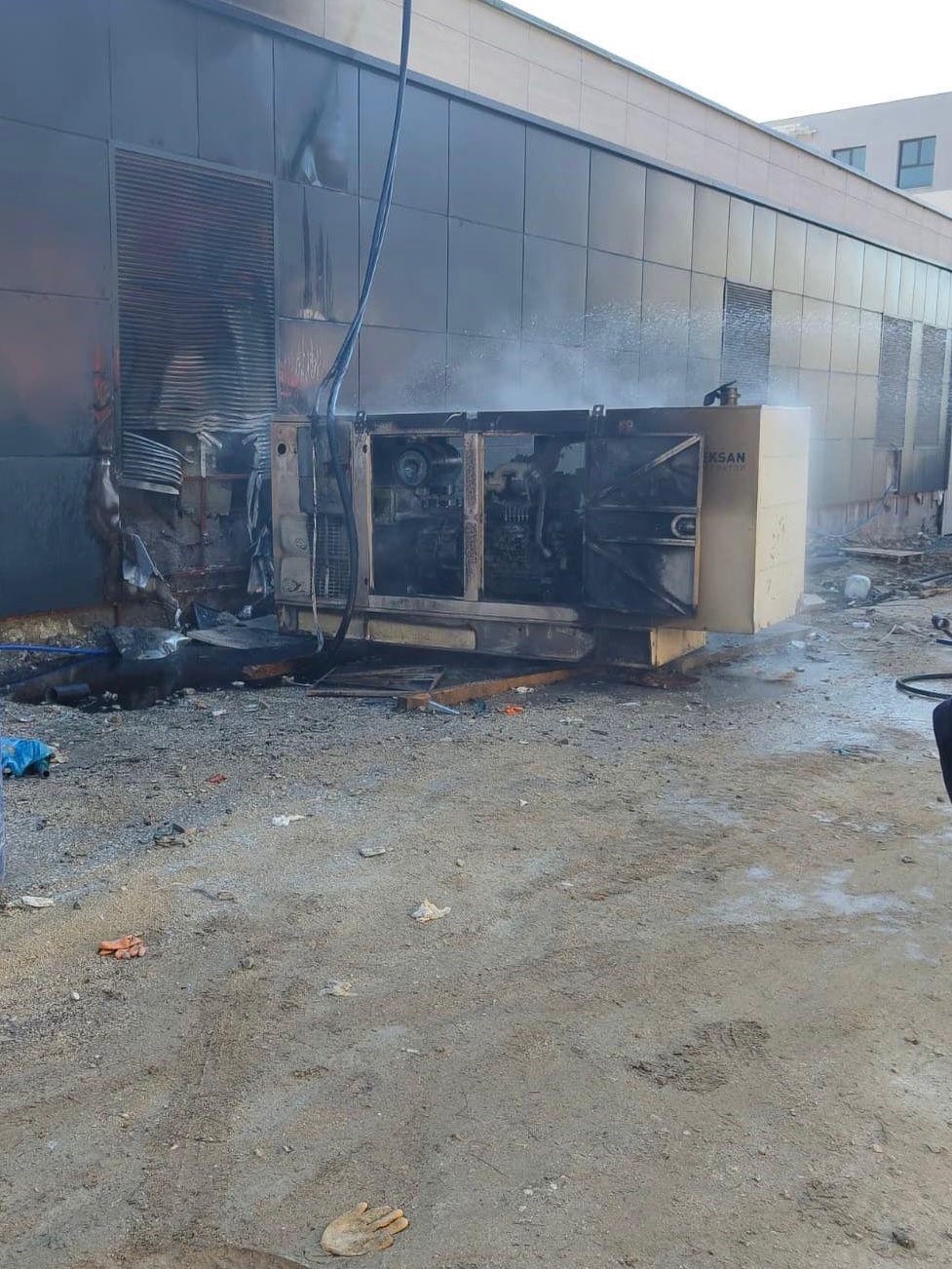 Jenerat&ouml;r alevlere teslim oldu
