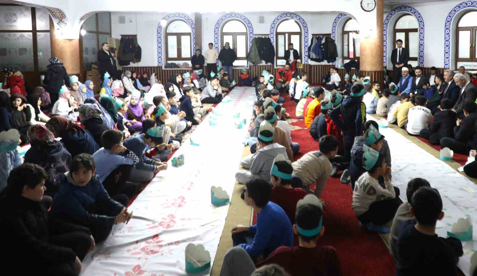 "İlk Orucum İlk İftarım" Programında g&ouml;n&uuml;l sofrası &ccedil;ocukların neşesi ile bereketlendi
