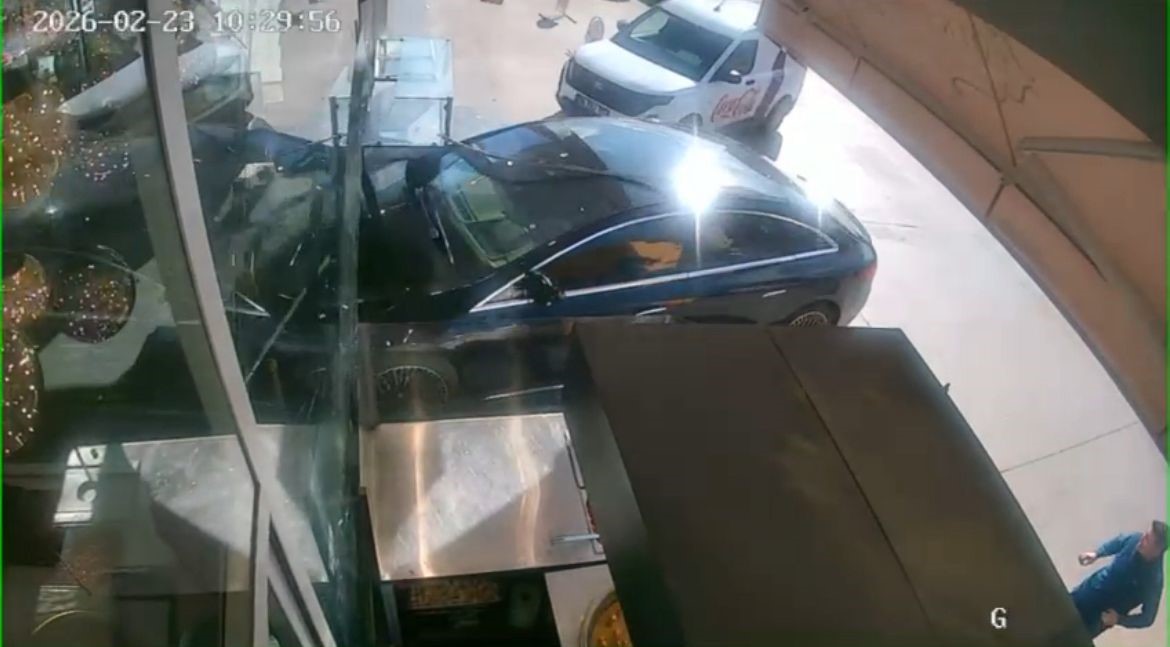 Ankara&rsquo;da otomobilin d&uuml;kkana girmesiyle ilgili konuşan &ccedil;alışan o anları anlattı
