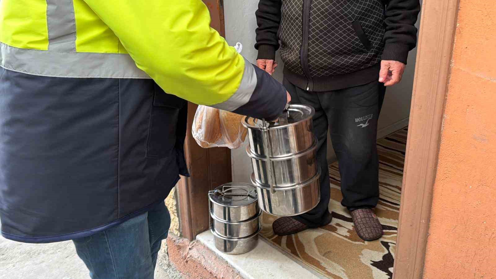 Karab&uuml;k Belediyesinden Ramazan&rsquo;da 450 kişiye sıcak yemek desteği
