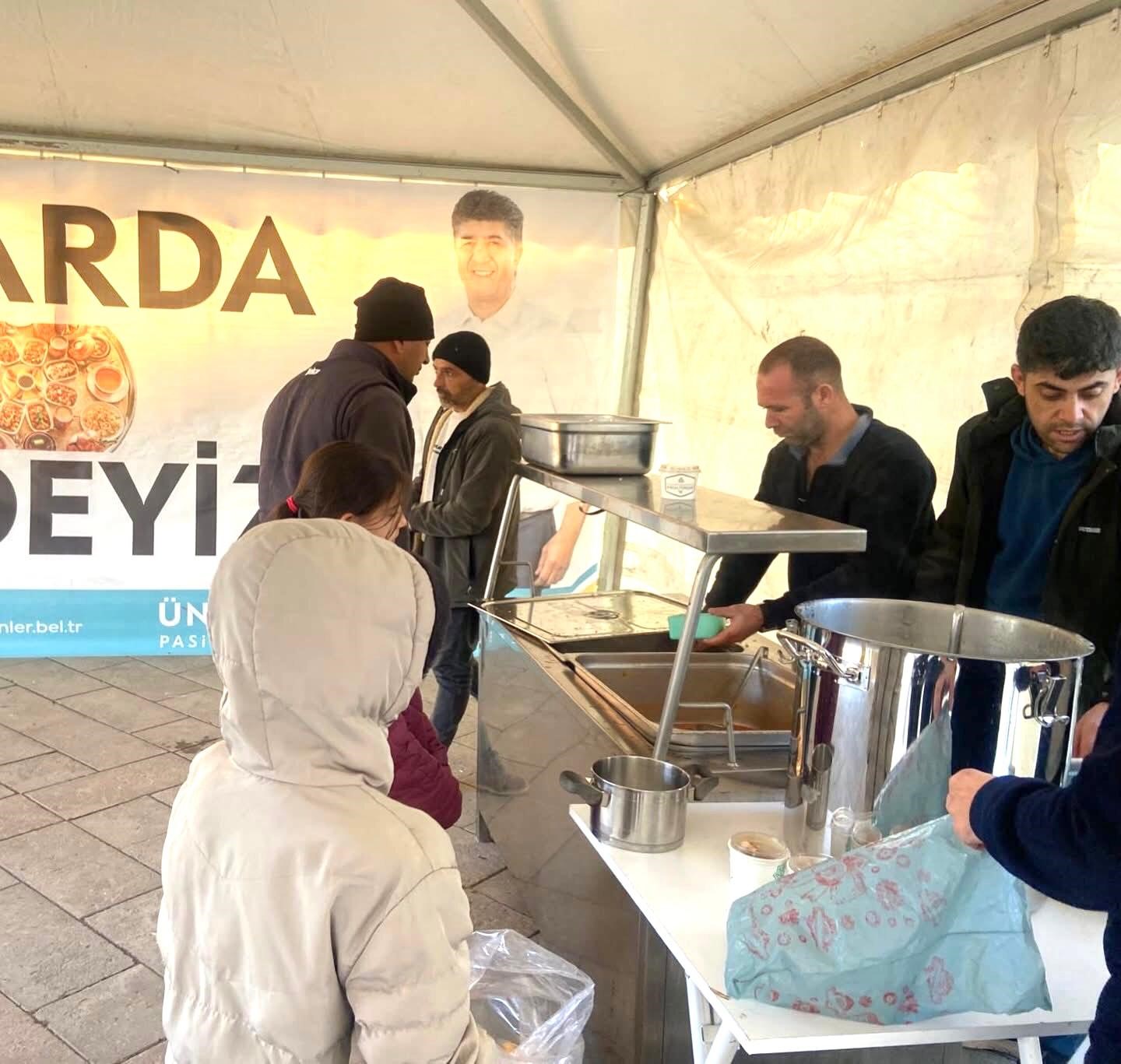 Pasinler Belediyesi&rsquo;nden vatandaşa sıcak yemek ikramı
