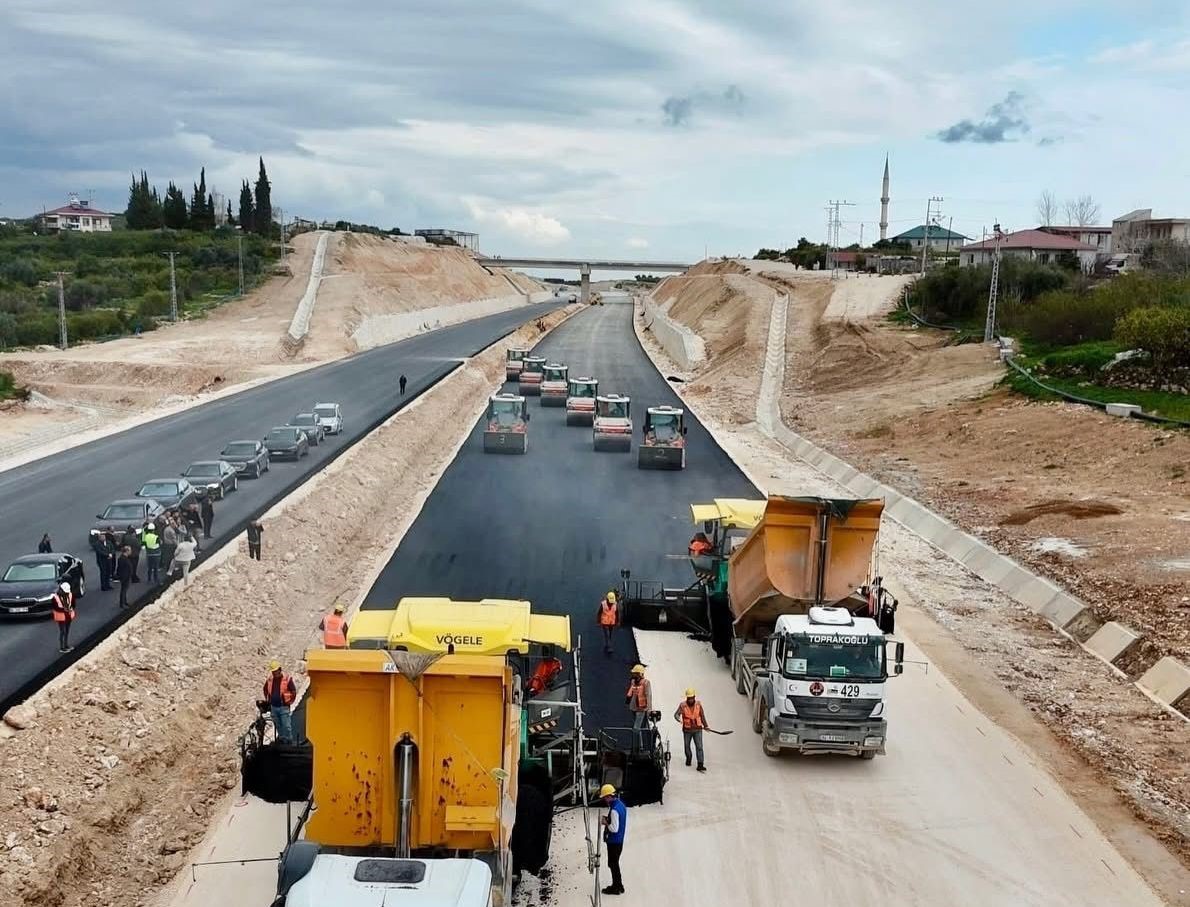 &Ccedil;eşmeli- Kızkalesi Otoyolunda &ccedil;alışmalar yerinde incelendi
