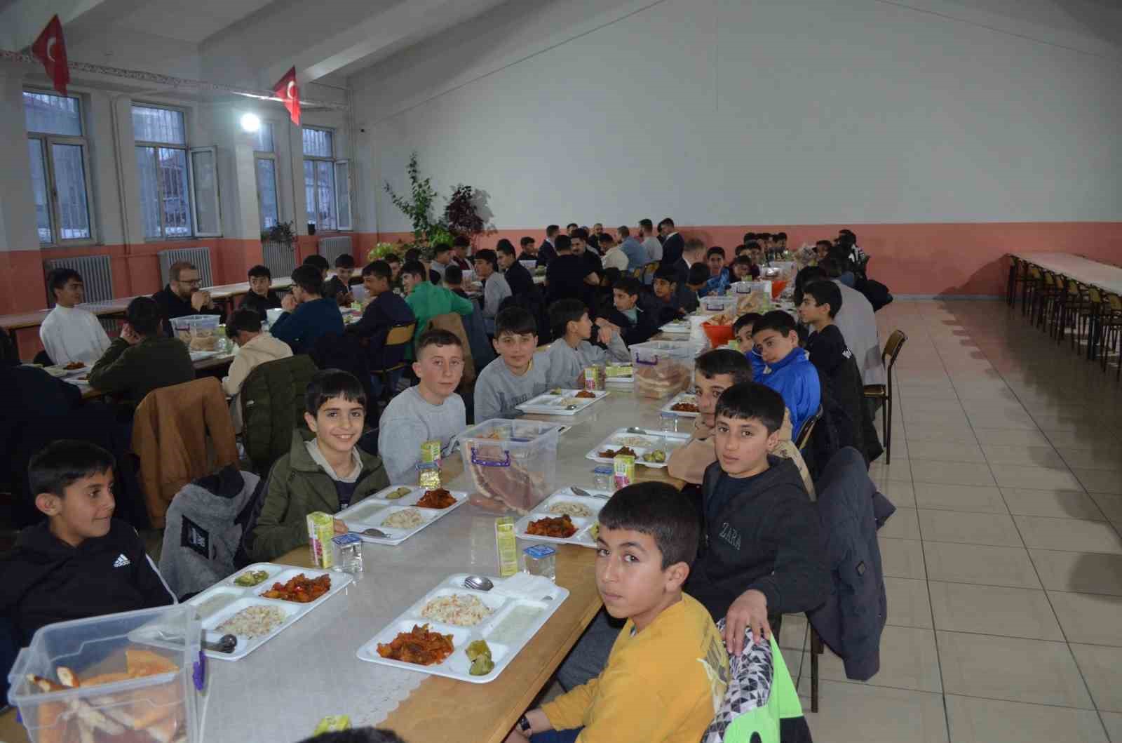 Kaymakam Koşansu öğrencilerle iftar sofrasında buluştu