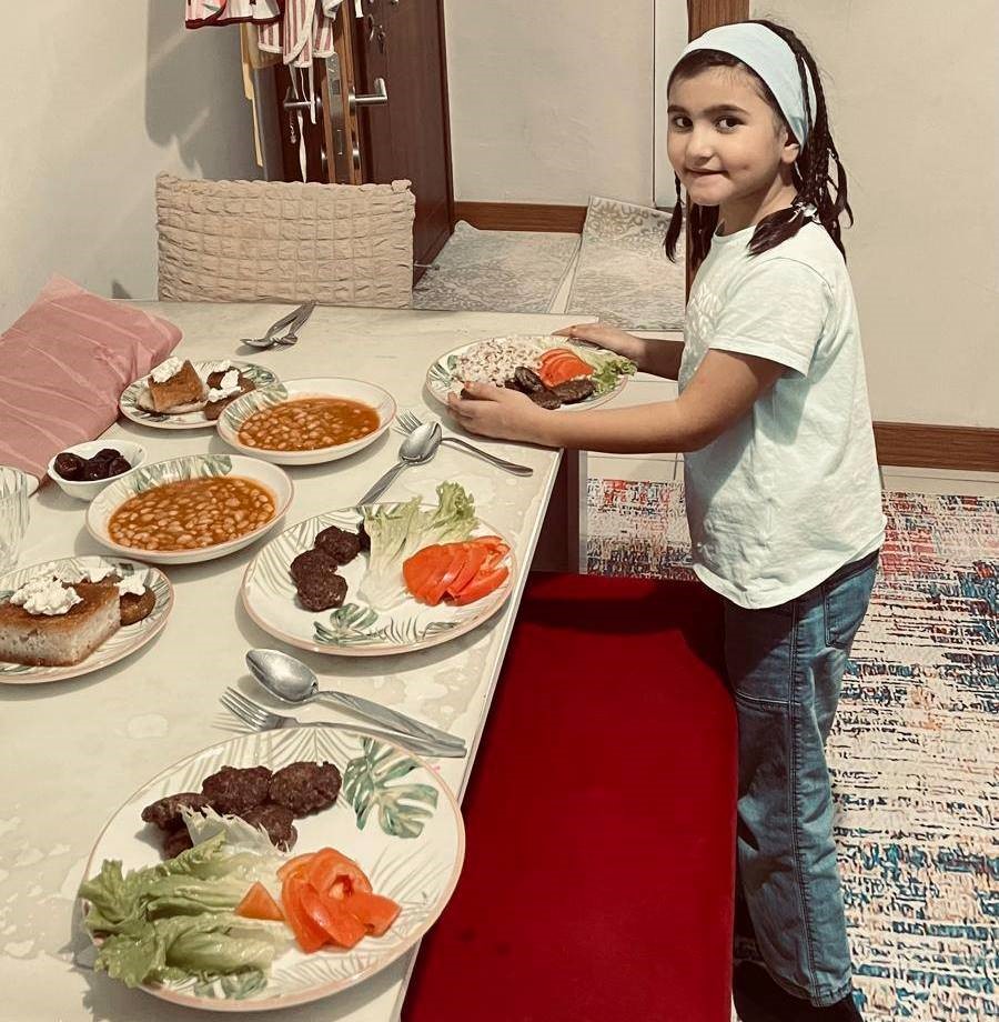 Altıntaş&rsquo;ta &ouml;ğrenciler evlerinde aileleriyle birlikte iftar sofrası kurdu
