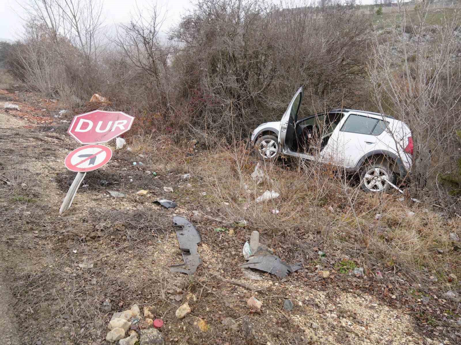 Virajı alamayan otomobil ağaçlara çarparak durabildi: 3 yaralı