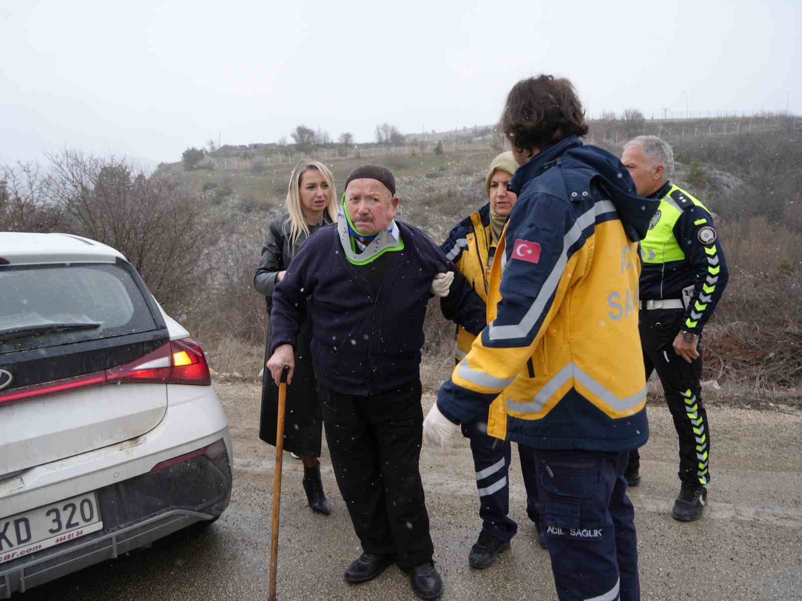Virajı alamayan otomobil ağa&ccedil;lara &ccedil;arparak durabildi: 3 yaralı
