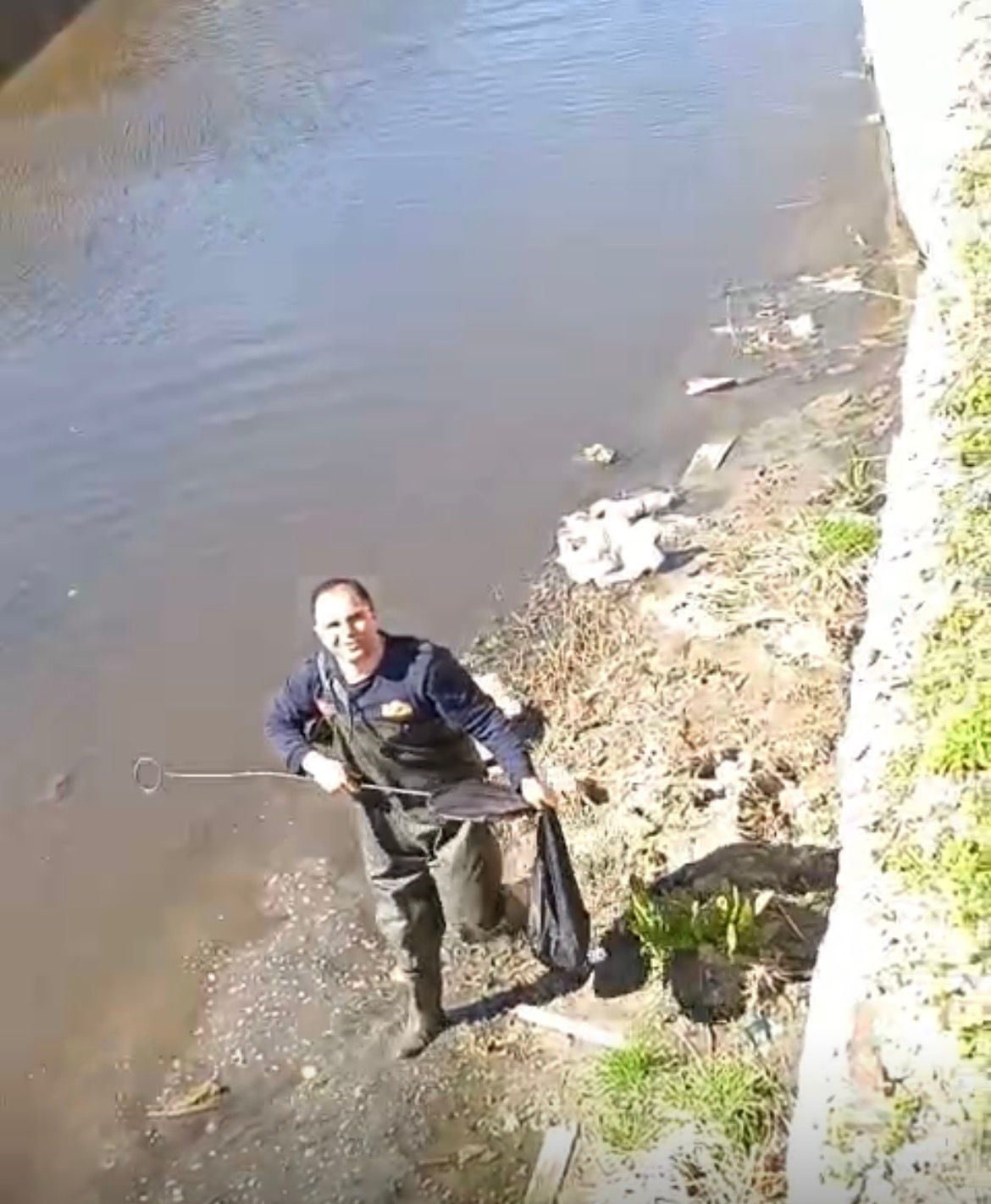 İtfaiye ekipleri dereye d&uuml;şen horoz i&ccedil;in seferber oldu
