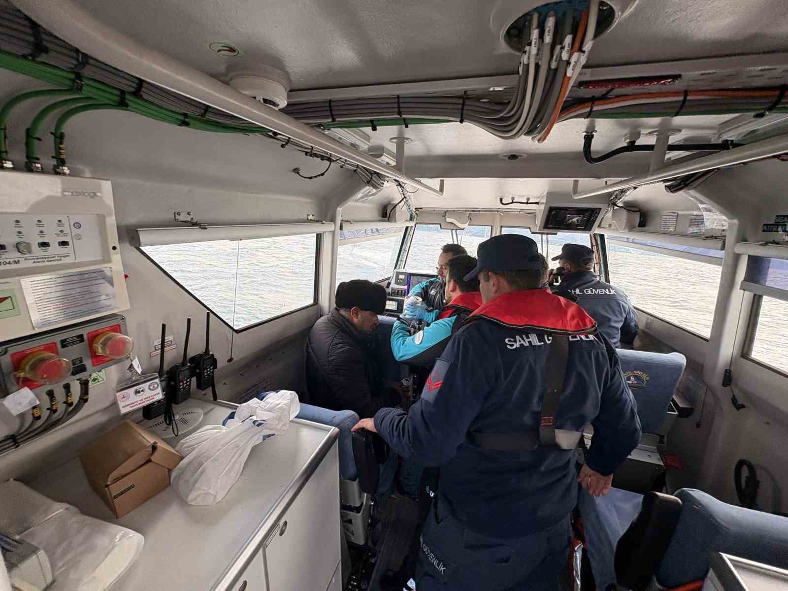 Bozcaada a&ccedil;ıklarında ticari gemide rahatsızlanan bir kişinin tıbbi tahliyesi ger&ccedil;ekleştirildi
