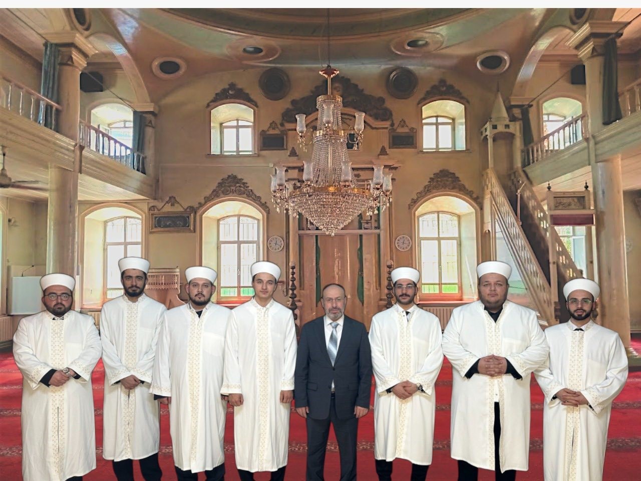 Salihli’ye atanan din görevlileri cübbe giydi