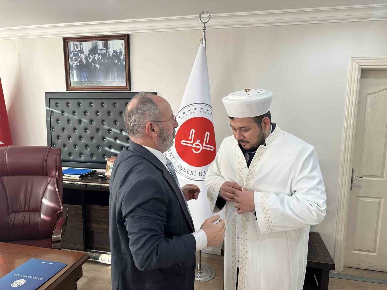 Salihli&rsquo;ye atanan din g&ouml;revlileri c&uuml;bbe giydi
