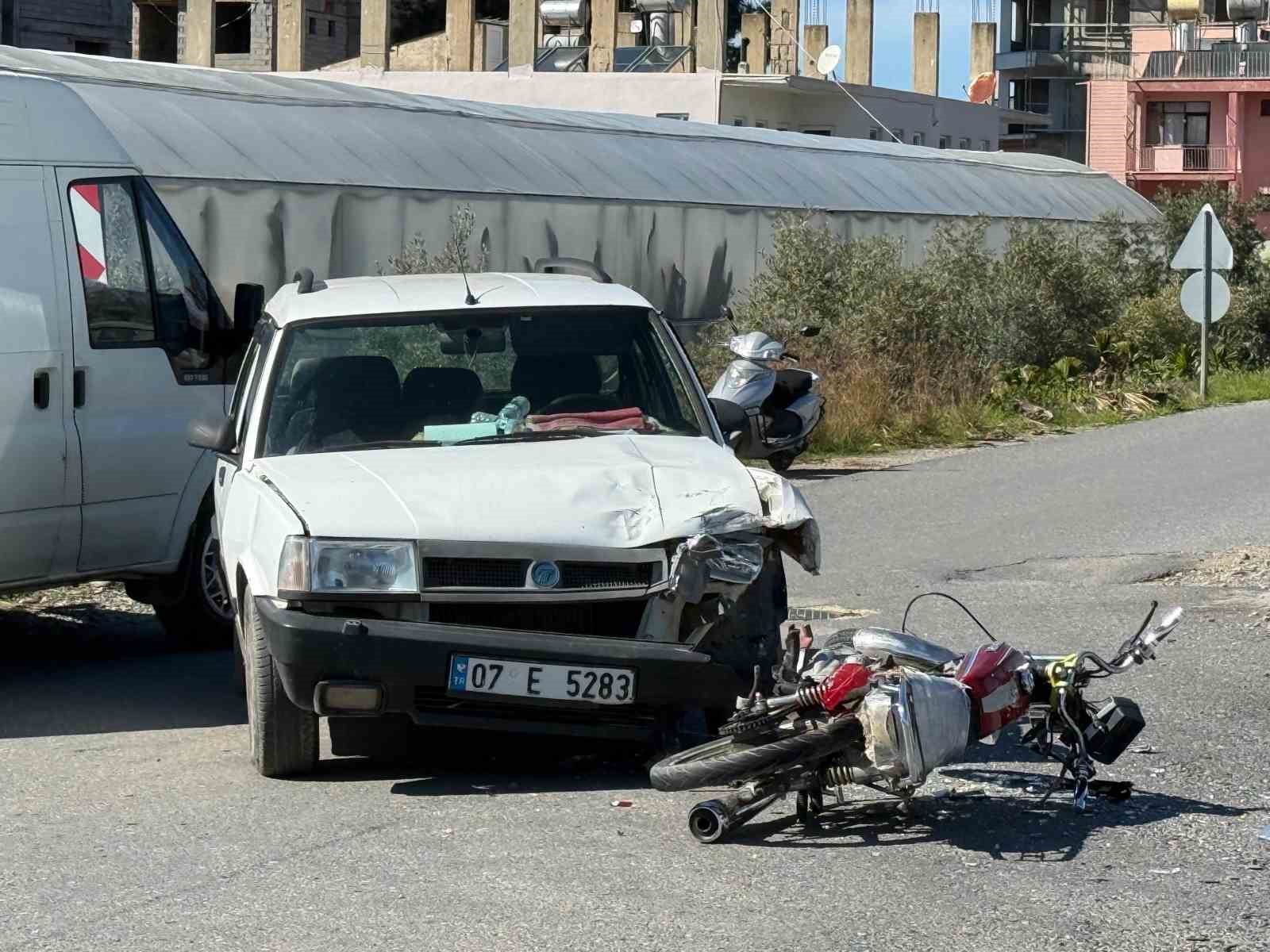 Gazipaşa&rsquo;da otomobil ile motosiklet &ccedil;arpıştı: 1 yaralı

