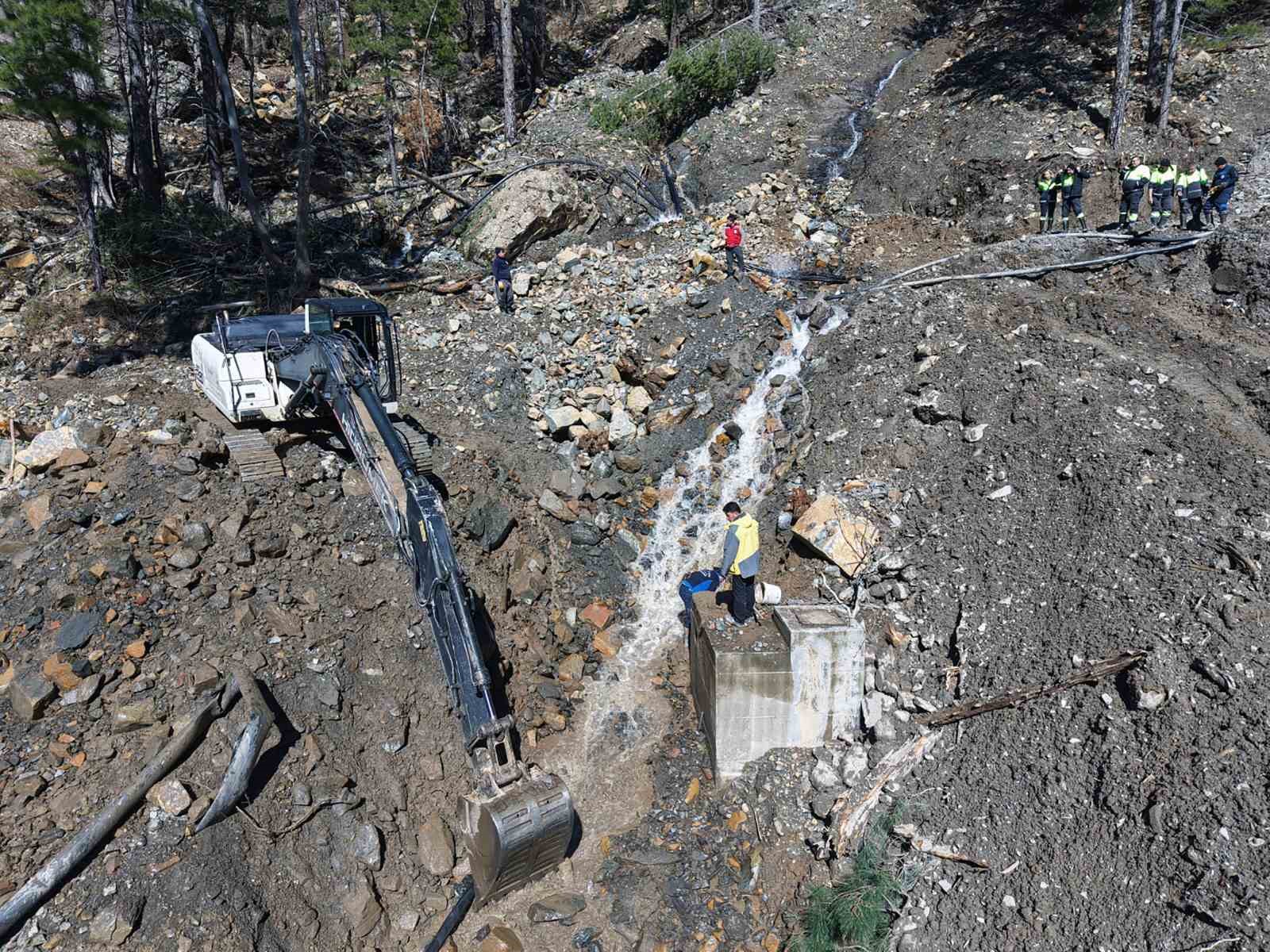 Yağışlarda zarar gören su isale hattı yenileniyor