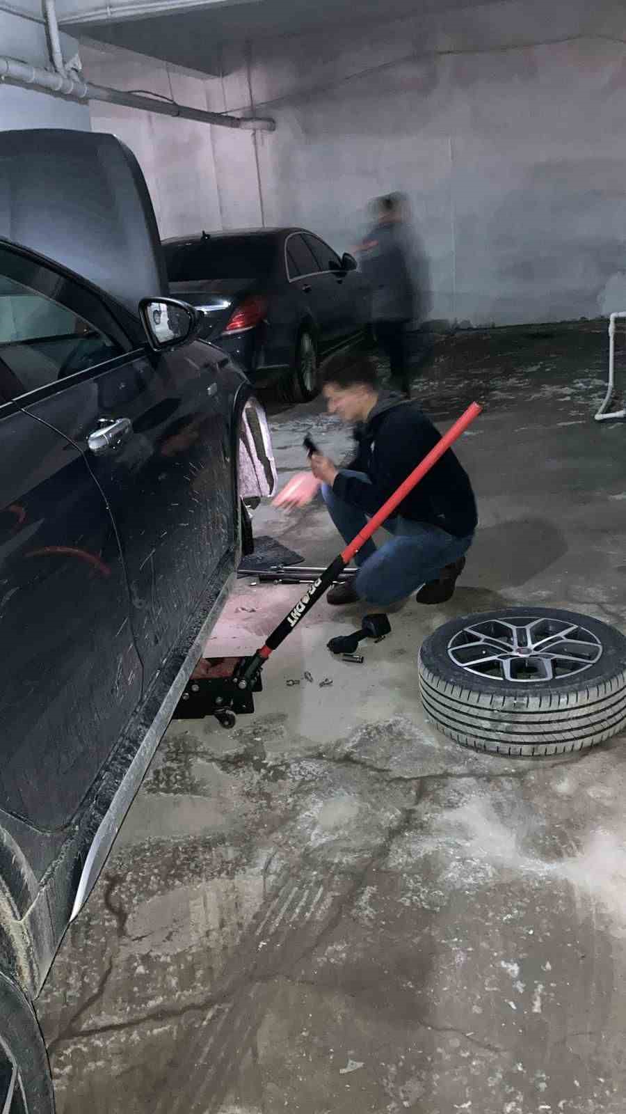 Ayvacık&rsquo;ta otomobilde sıkışan kedi kurtarıldı
