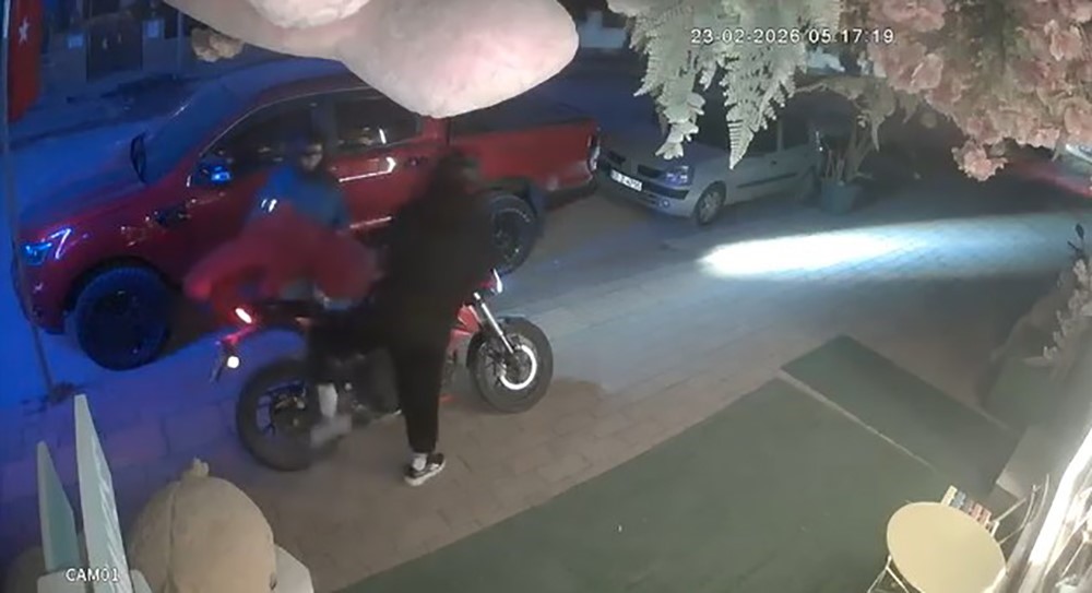 D&uuml;kkanın &ouml;n&uuml;ndeki oyuncak ayıyı &ccedil;aldılar
