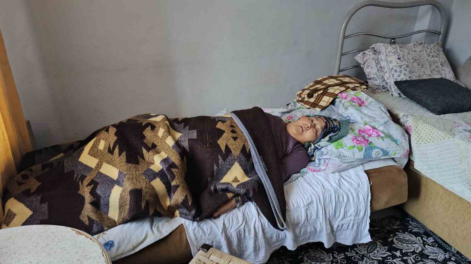 Zonguldak&rsquo;ta yalnız yaşayan yatalak kadına komşuları sahip &ccedil;ıkıyor
