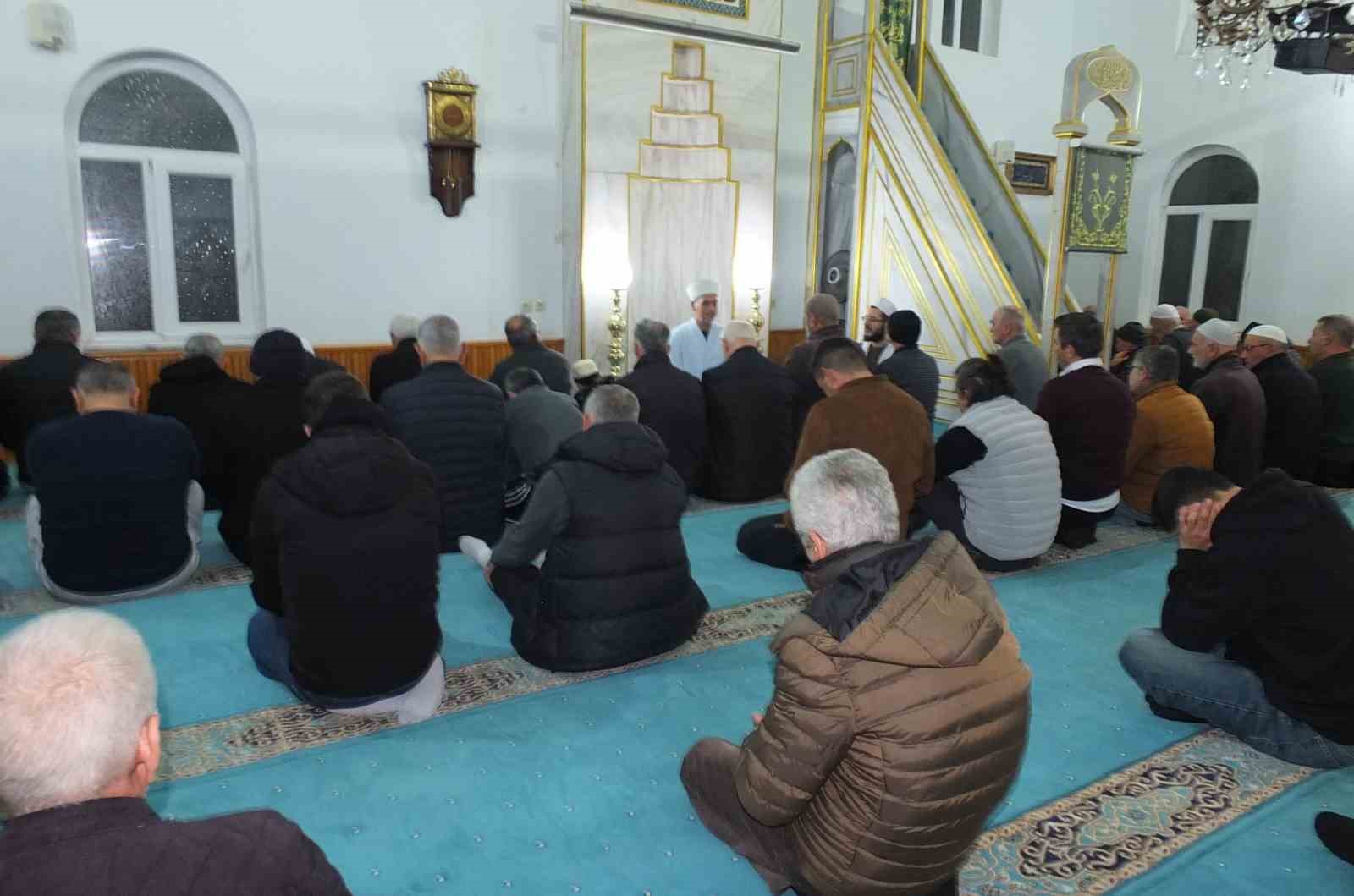 Balıkesir&rsquo;de 3 dakika erken okunan ezan kafaları karıştırdı
