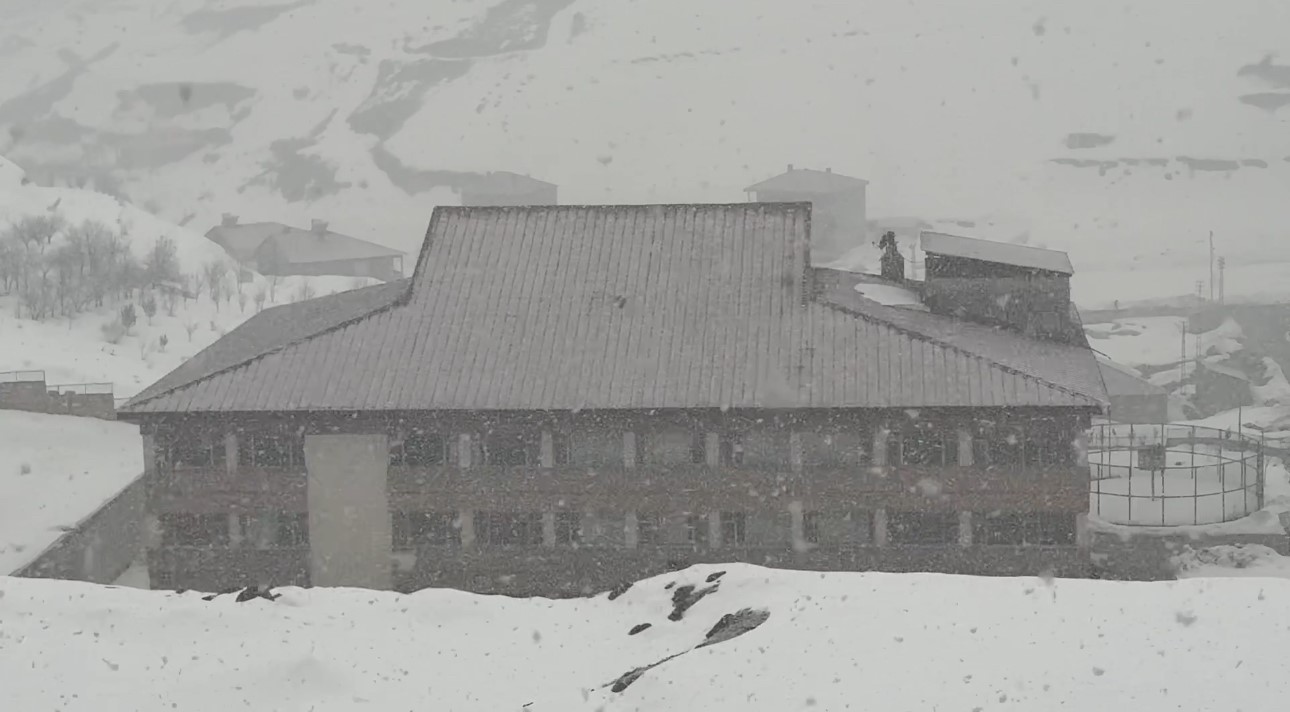 Y&uuml;ksekova&rsquo;da lapa lapa kar yağışı başladı
